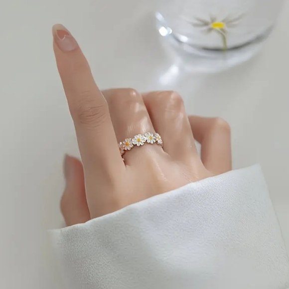 ✨3 FOR $28✨🆕️🌼 WHITE & YELLOW DAISY ADJUSTABLE RING / TOE RING🌼 - Picture 2 of 10